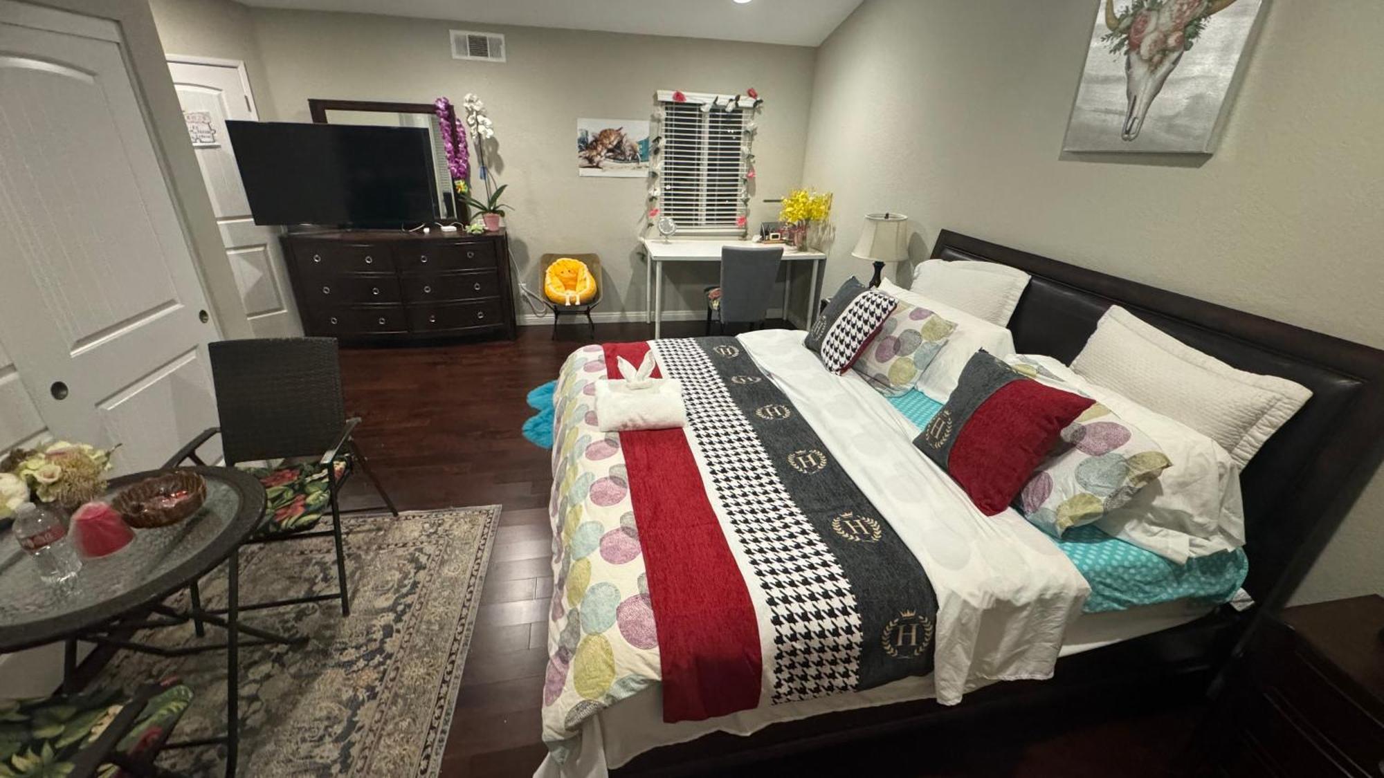 King Bed Big Room Chino Hills Dış mekan fotoğraf